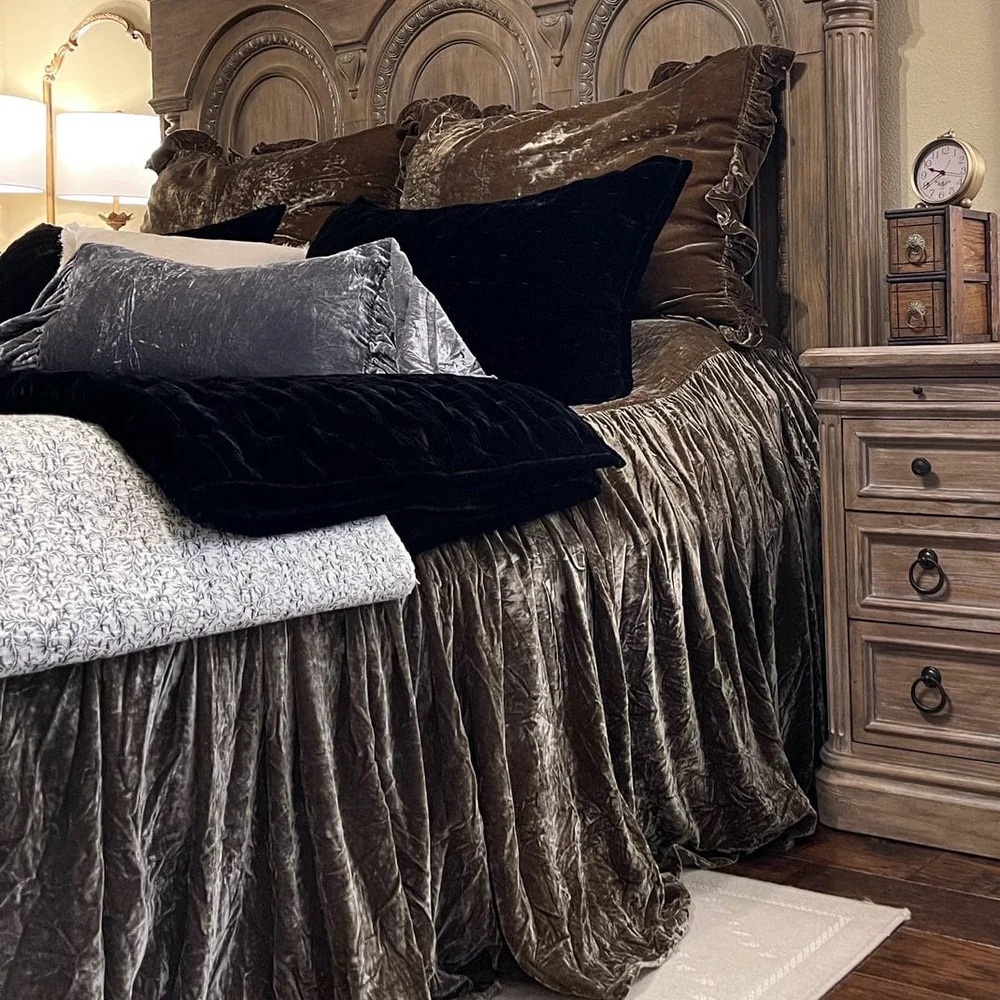 Luxurious Brown Velvet Comforter Set - Plush Bedspread - Picture 2 of 2
